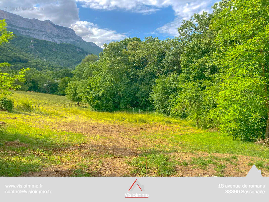 Terrain à VARCES-ALLIERES-ET-RISSET