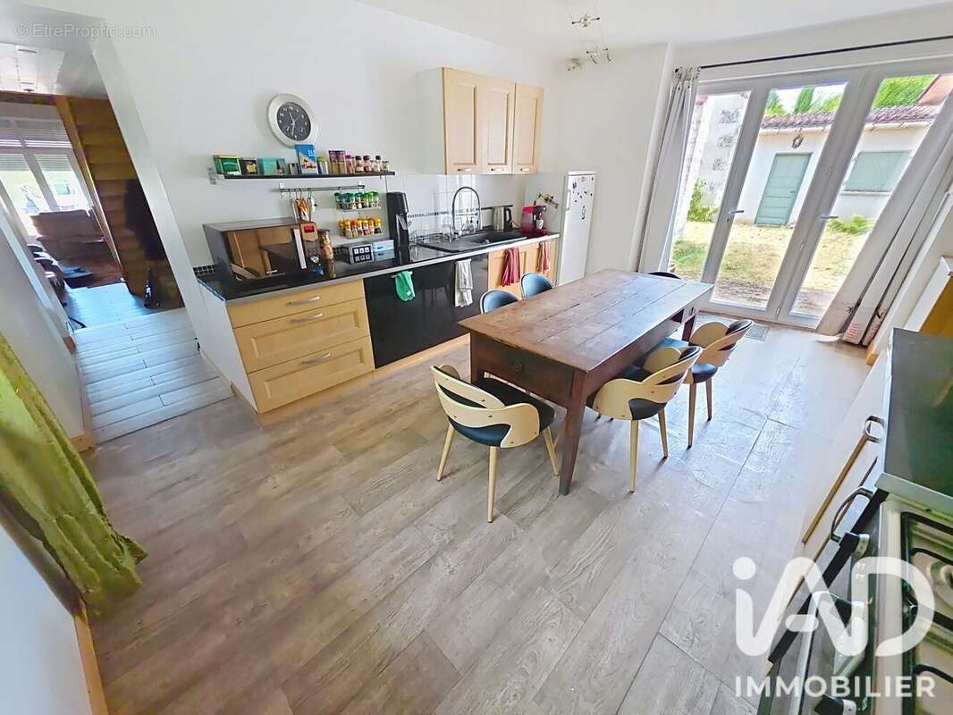 Maison 188 m² à Feuillade  - photo 5