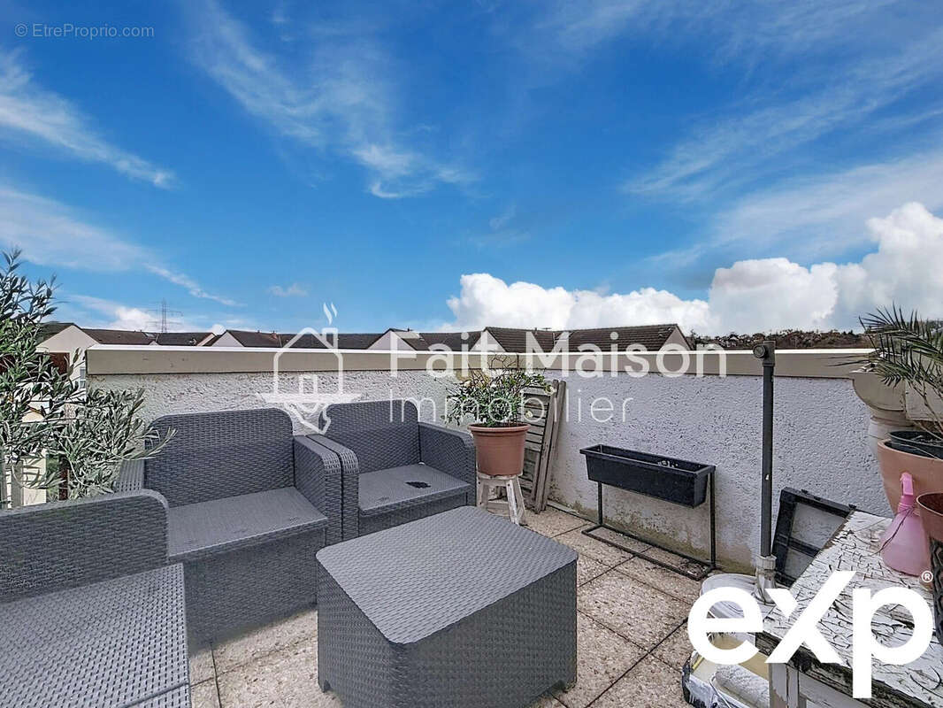 Terrasse ensoleillée avec meubles de jardin gris et vue sur le ciel bleu. - Appartement à MASSY