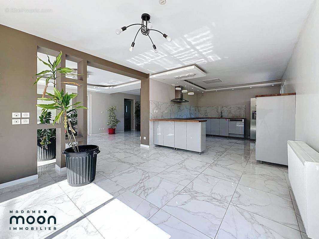 Maison à SAINT-GENIS-LAVAL