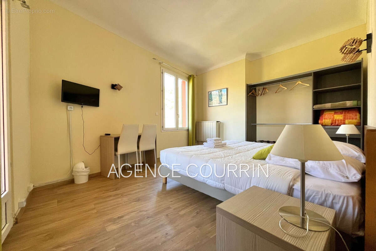 Commerce à SAINT-VALLIER-DE-THIEY