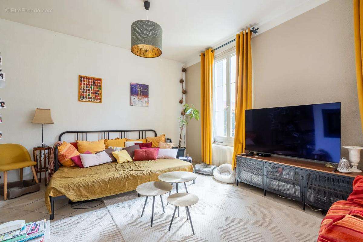 Maison de 9 pièces de 196 m² à Aubervilliers - photo 2