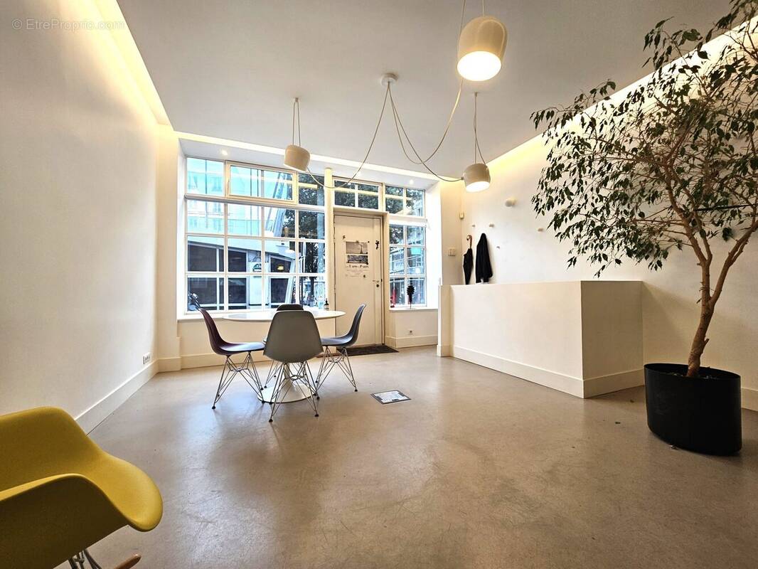 entrée  sur open space-salle 1 - Commerce à PARIS-11E