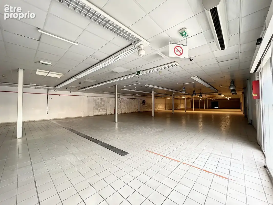 Roquebrune sur Argens En zone artisanale et commerciale, avec double visibilié, 1424 m2 sur deux niveaux : - photo 19
