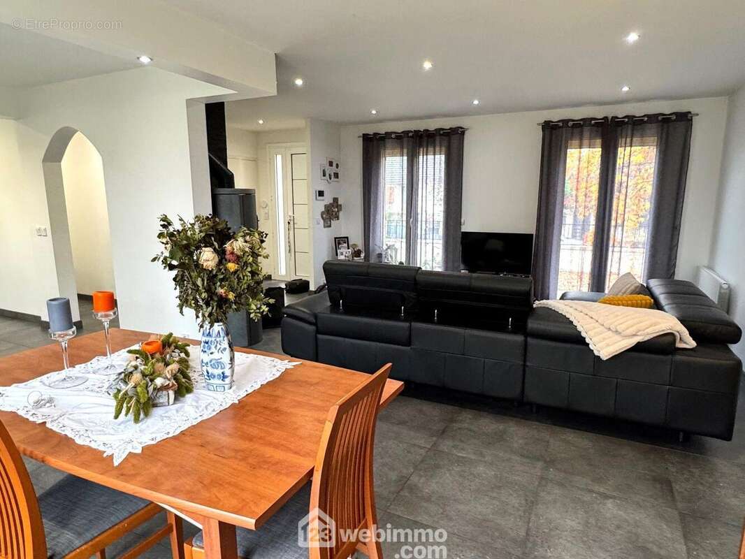 ...avec sa salle à manger... - Maison à BONDOUFLE