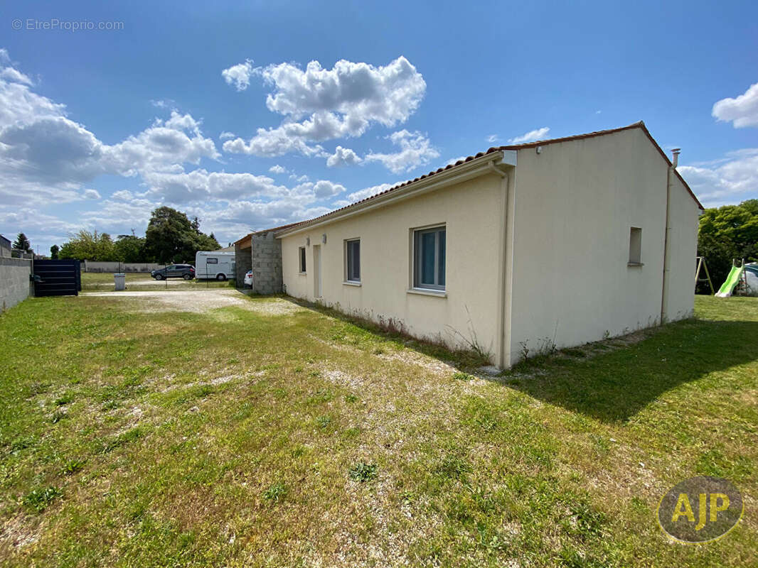 Maison récente de Plain-pied à JARNAC-CHAMPAGNE - photo 2