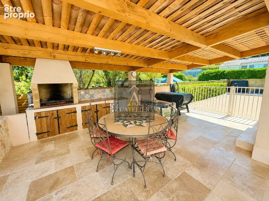 Maison de plain-pied d'une superficie de 136 m2 avec piscine sur une parcelle de 2000 m2 - photo 5