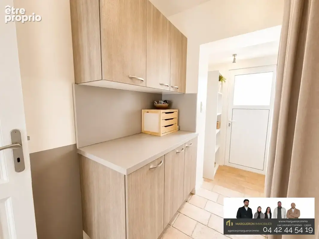 Maison 110 m² à Saint-Mitre-Les-Remparts  - photo 9