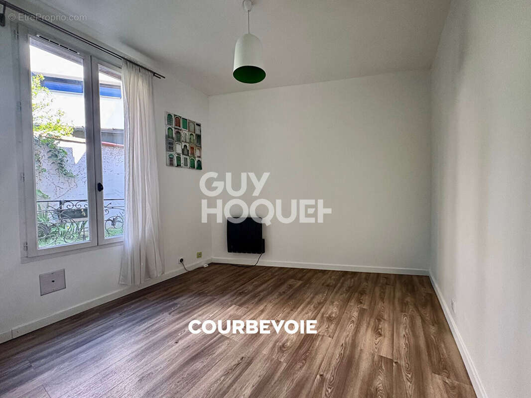 Appartement à COURBEVOIE