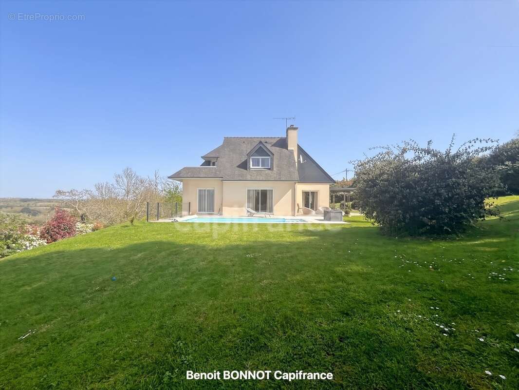 Piscine chauffée, terrain de 2 261 m², vue dominante et rénovation complète en 2024 : découvrez cette superbe maison familiale s - photo 3