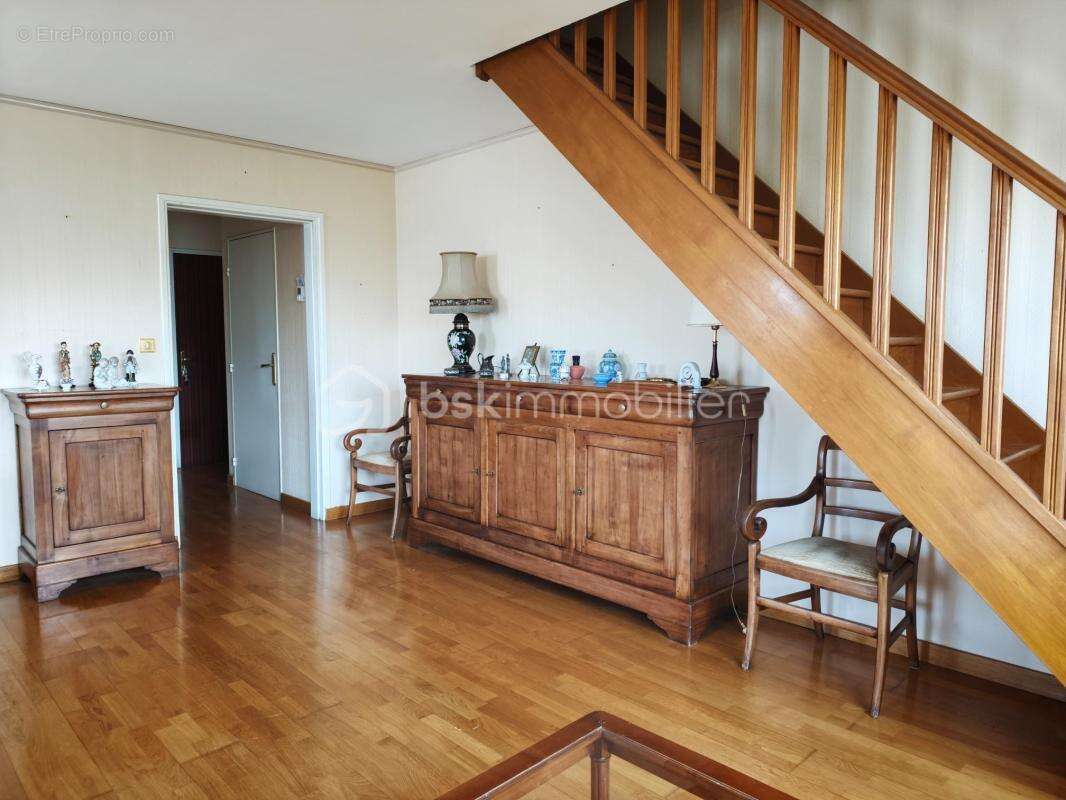 Duplex 75 m² – Garage, cave, ascenseur et chambre vue sur rade - photo 6