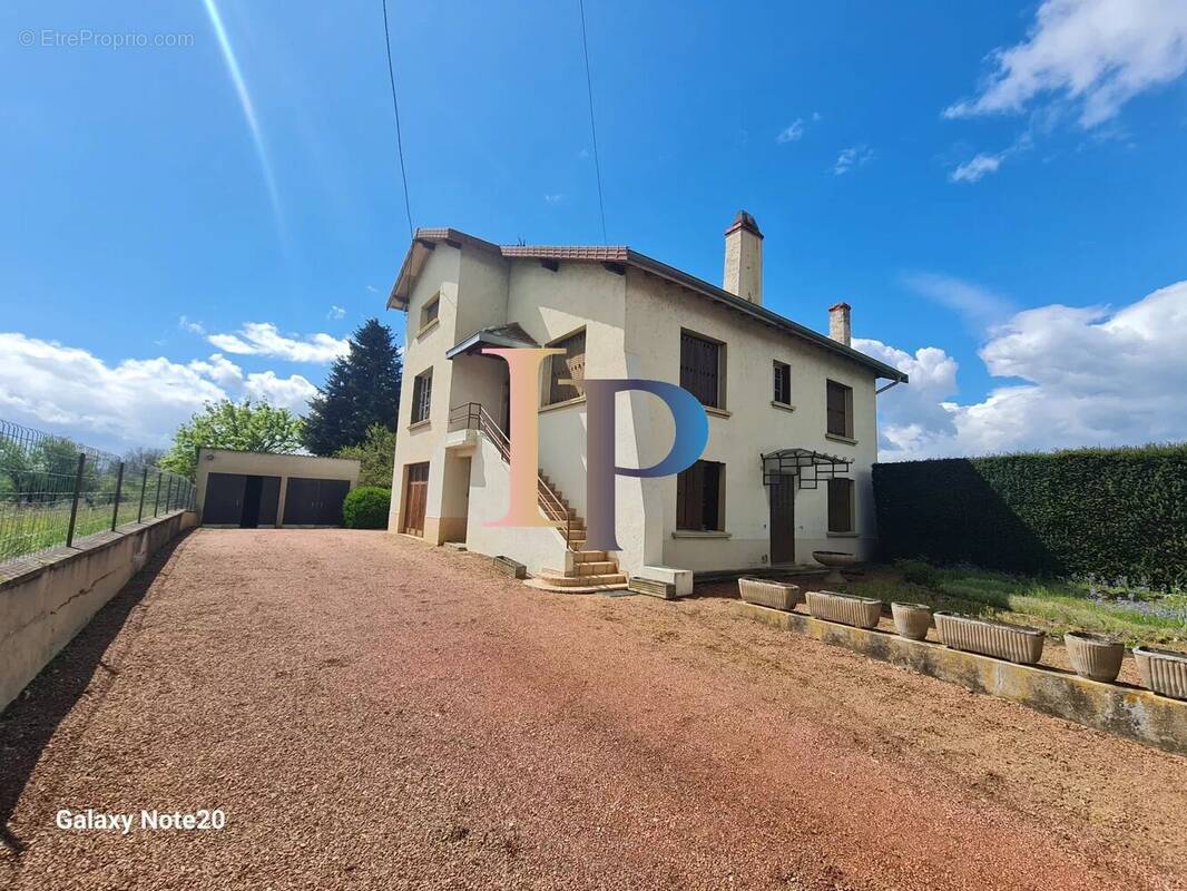 Maison à POUILLY-SOUS-CHARLIEU