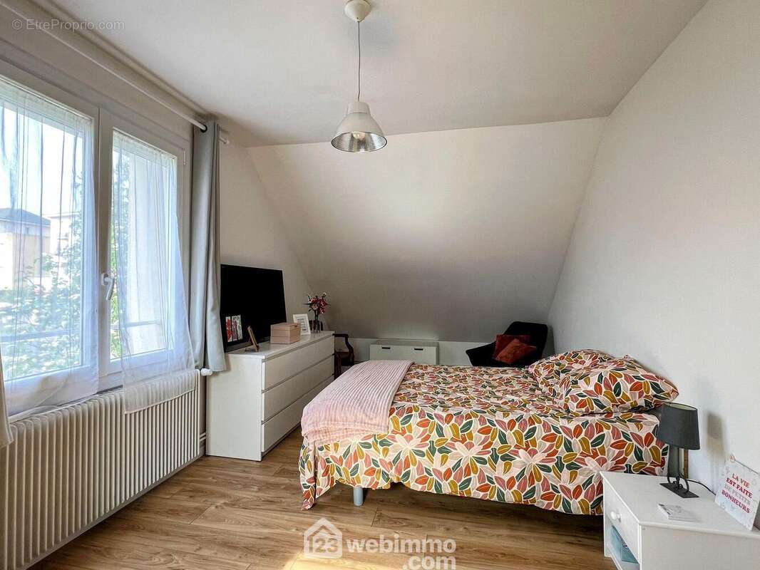 A l'étage on découvre une très grande chambre de 16 m²... - Maison à AVRILLE