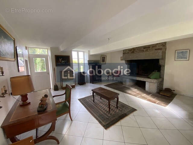 Proche toutes commodités, belle maison en pierres de 188m2, terrain de 3946m2 (possibilité plus). - photo 6