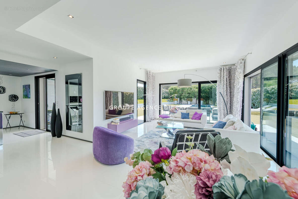 Villa contemporaine valescure  avec piscine garage et depandances - photo 5