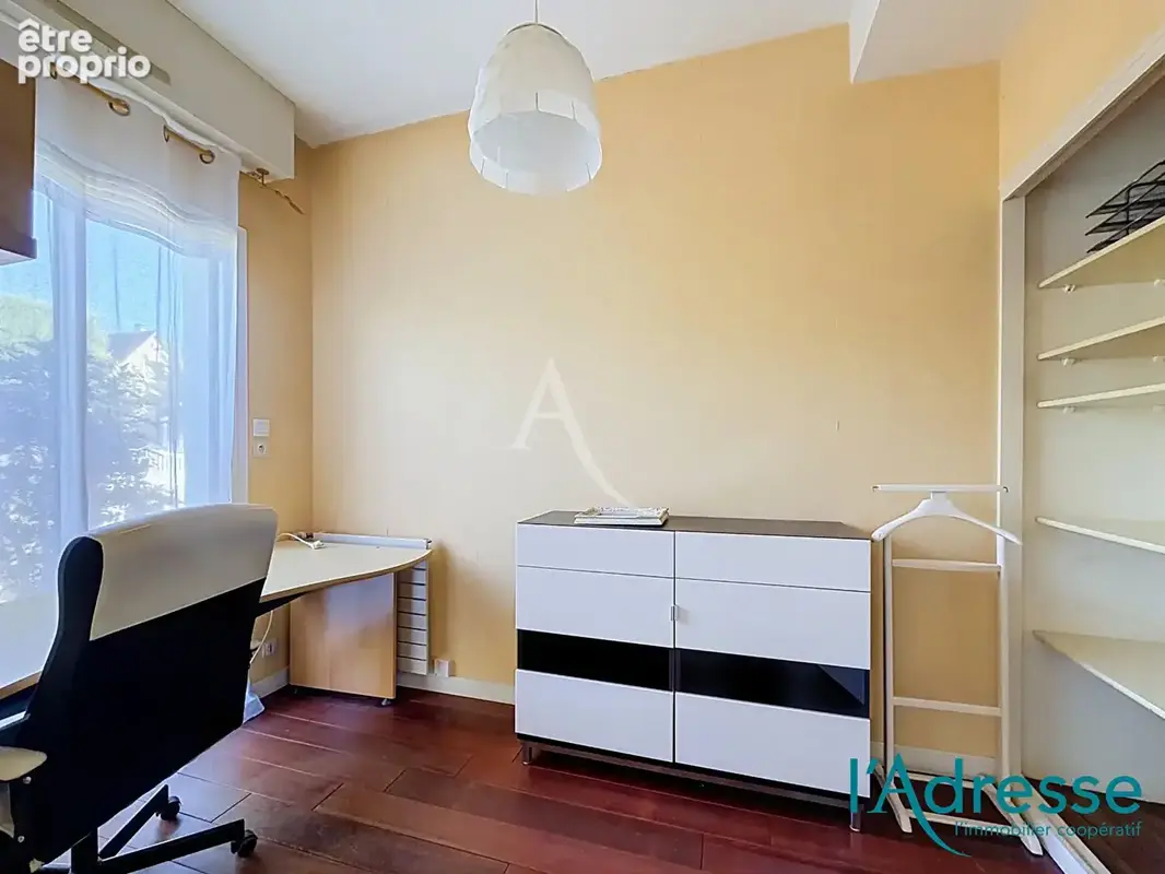 CHANGE - proche centre ville - Maison de 161 m² - 4 chambres - bureau - terrain clos - photo 3