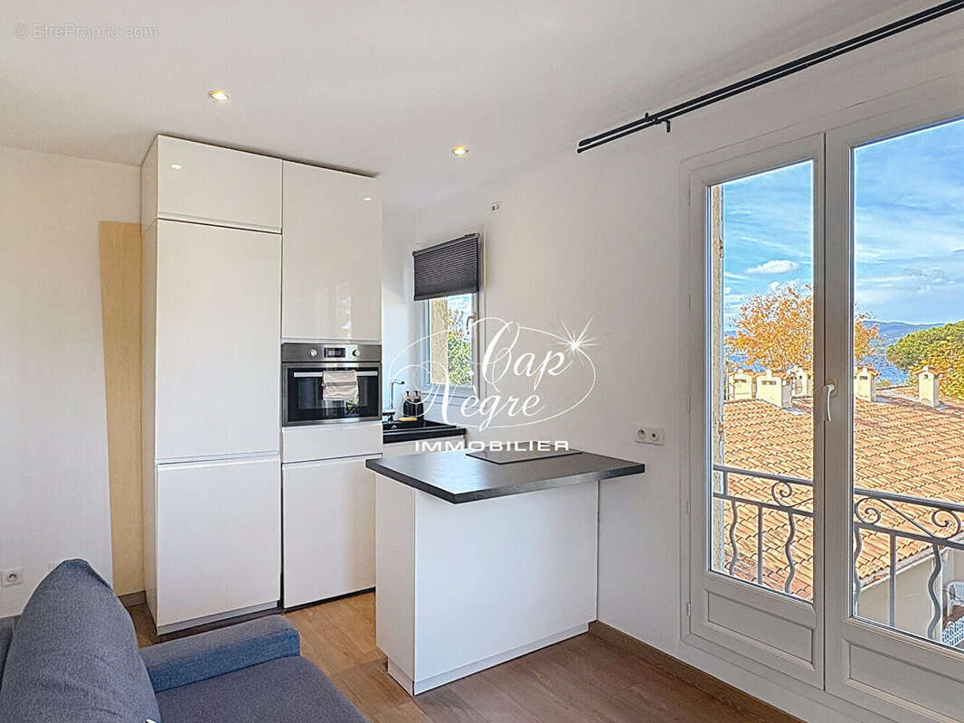 Appartement vue mer proche plage  rénové en dernier étage à vendre à saint tropez - photo 4