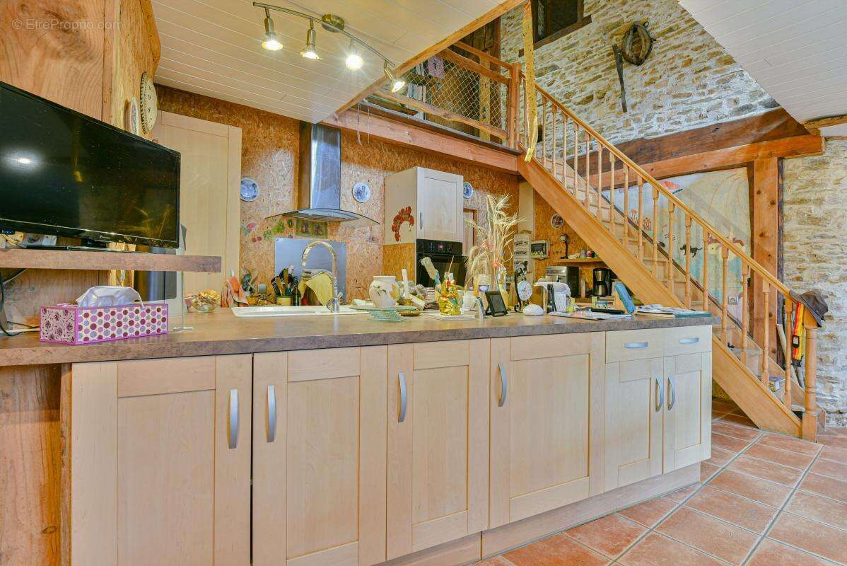 Maison 220 m² à Champagnac-La-Riviere  - photo 4