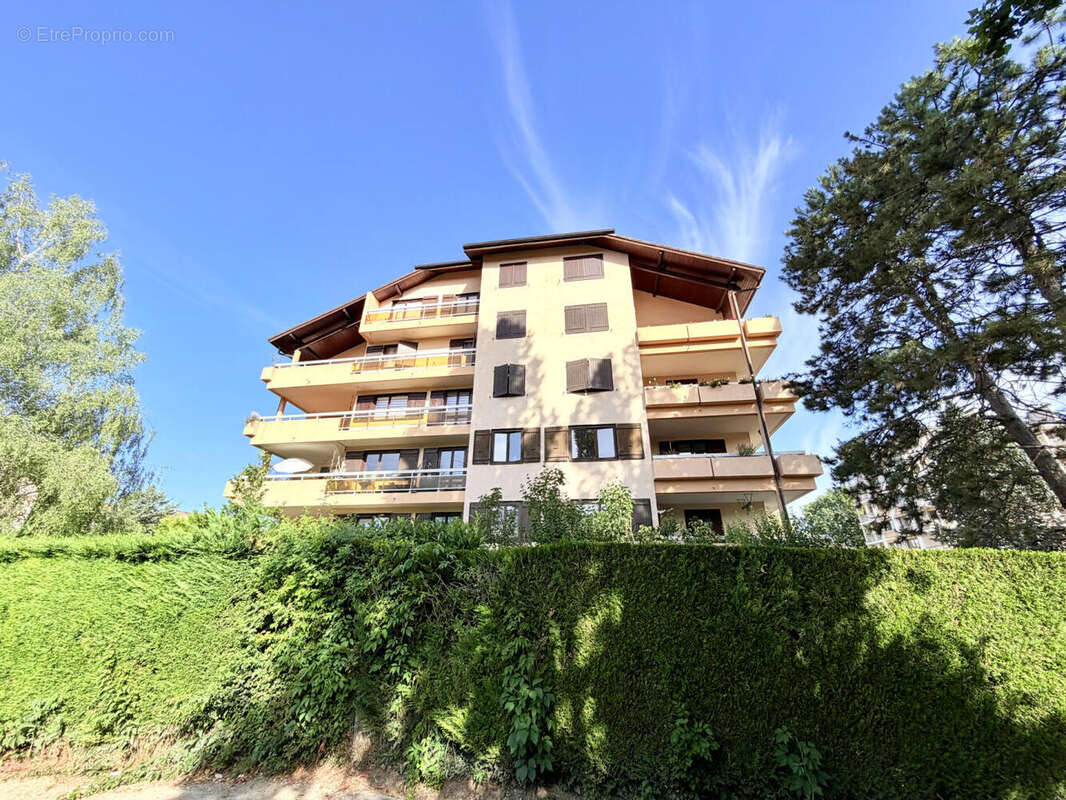 St Julien-en-Genevois RARE Appartement T2 bis en dernier étage de plus de 72 m² utiles... - photo 2
