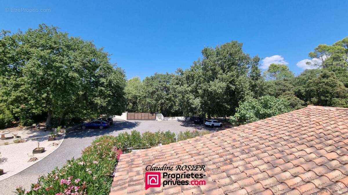 Besse Sur Issole Propriété de 340 m2 terrain 1,2 ha piscine - photo 8