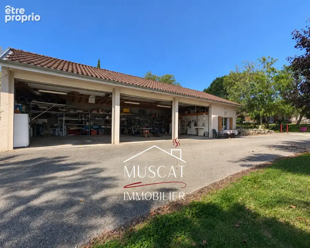 MURS-ET-GELIGNIEUX - Maison de plain-pied - dépendance de 210m2 - double garage - jardin - terrasse - photo 12