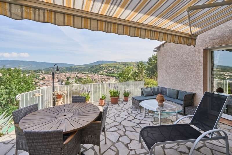 Limoux (11300) – maison d’architecte – 5 pièces – vue panoramique – piscine – garage – grand terrain clôturé - photo 2
