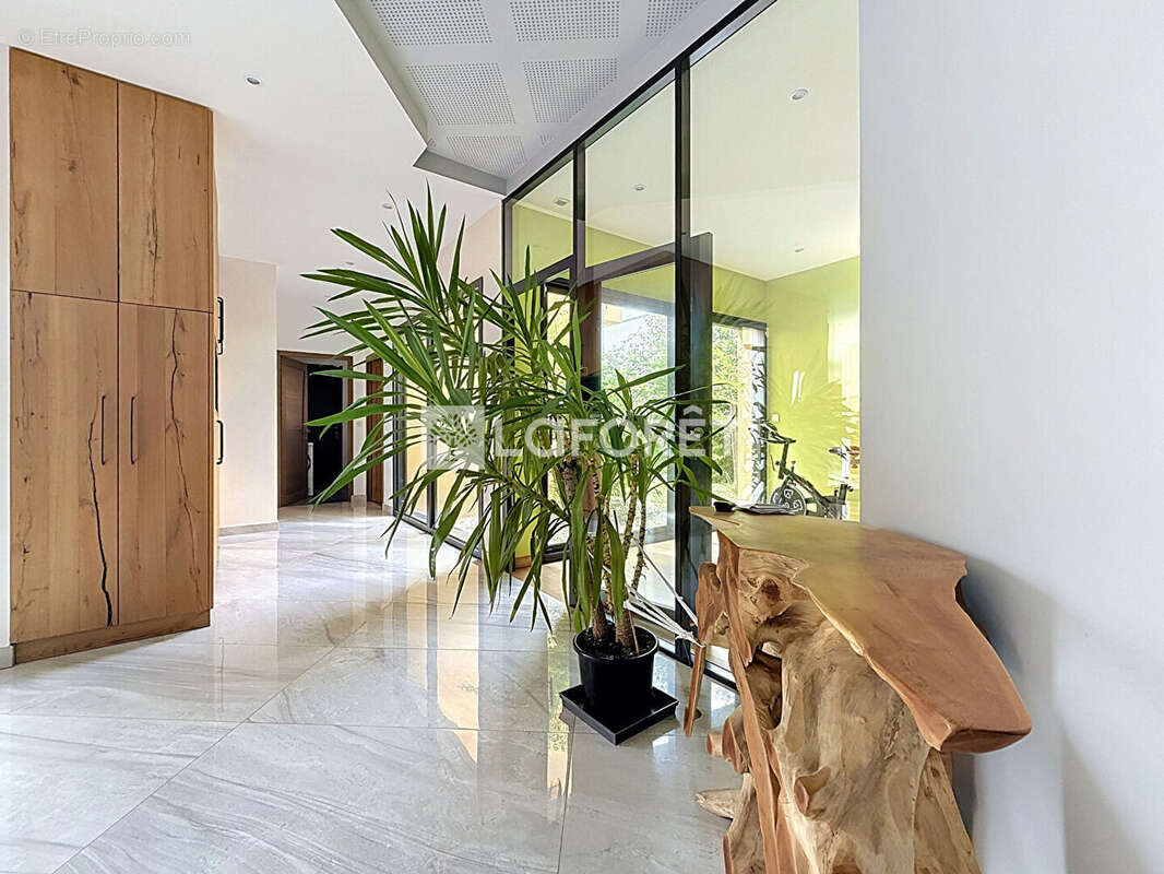 CHESSY Villa d'Architecte d'Exception  280 m²  6 Chambres - photo 2