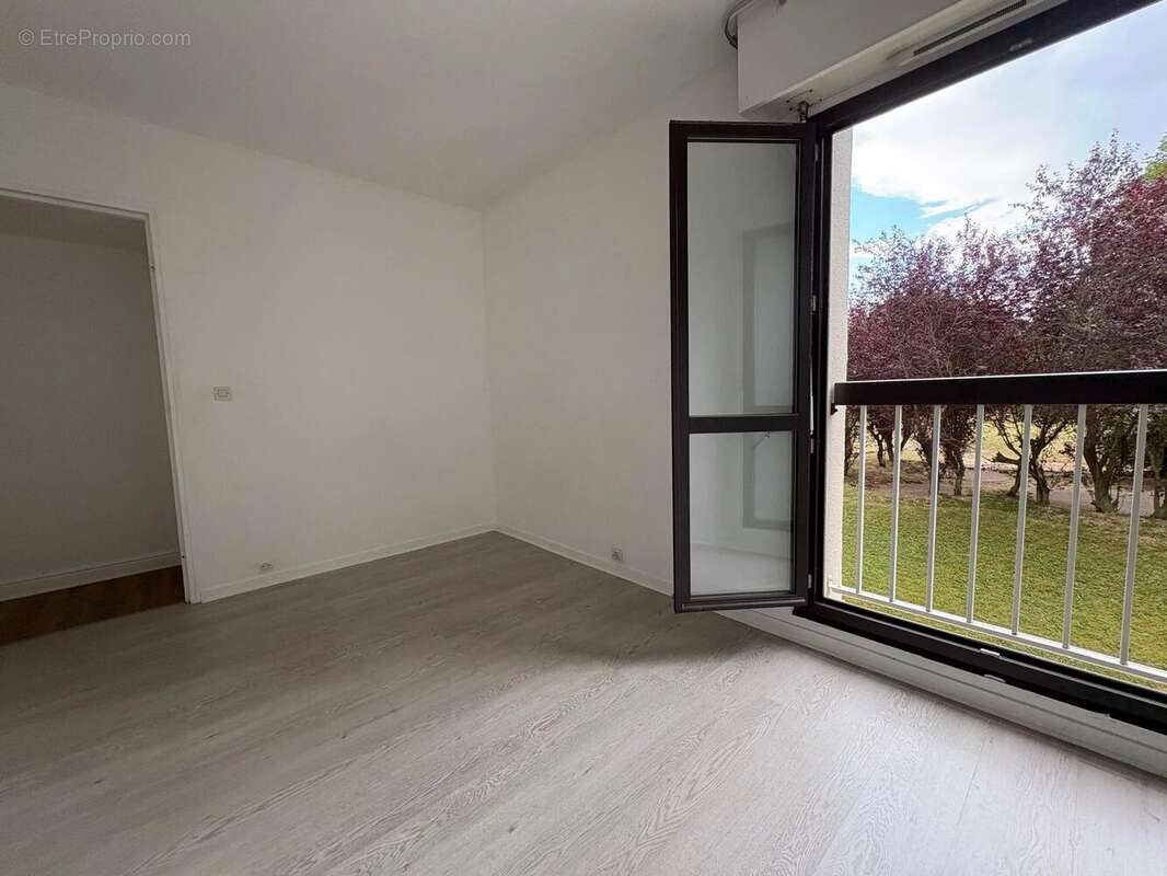 Appartement à LES CLAYES-SOUS-BOIS
