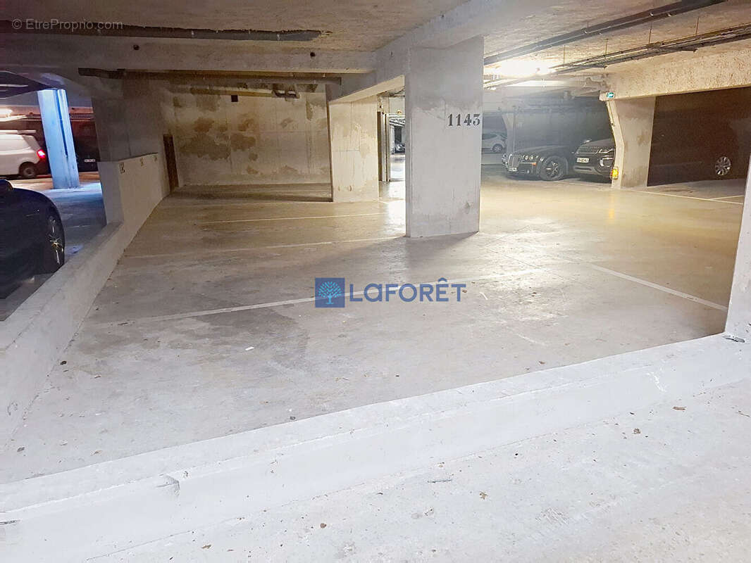 Parking à SERRIS