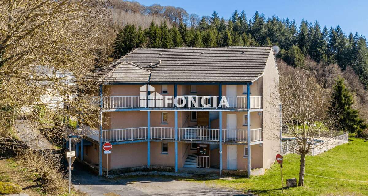 Appartement à SALLES-CURAN