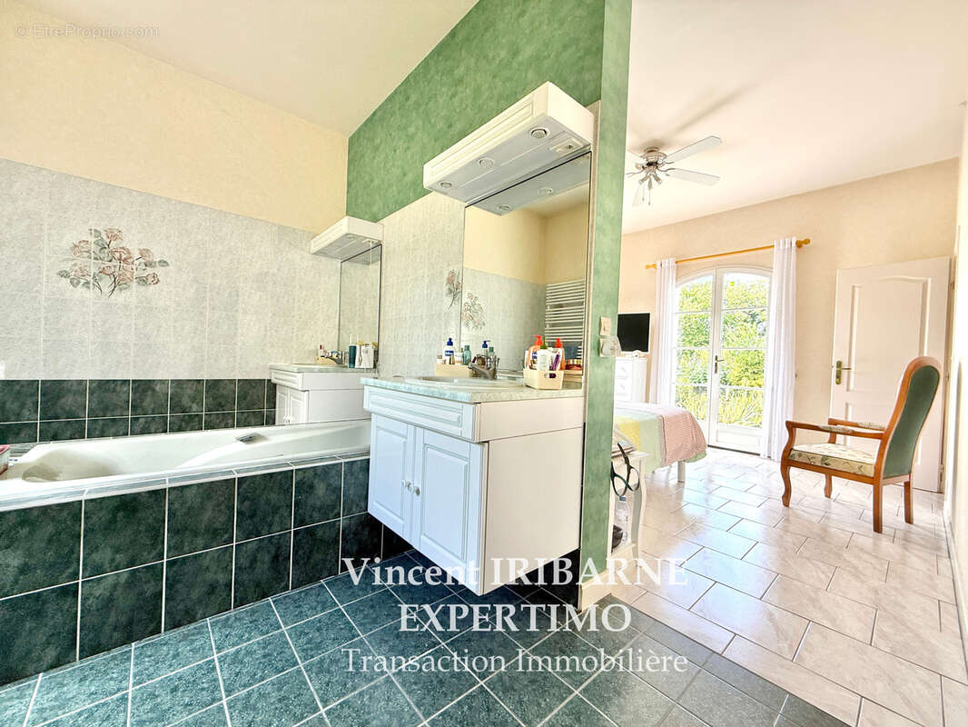 Propriété avec 4 Chambres, Double Garage sur un terrain de 6 800 m2 - photo 10