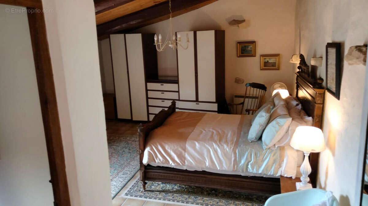 CHAMBRE - Maison à SALLES-DE-VILLEFAGNAN