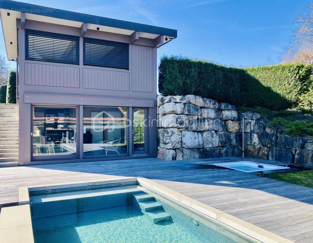 Maison à LA ROCHE-SUR-FORON