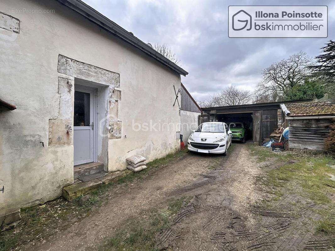 Maison à YROUERRE