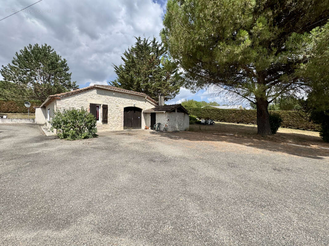VILLENEUVE SUR LOT, propriété avec rapport locatif possible, grange, piscine et terrain d'environ 4,5ha - photo 3