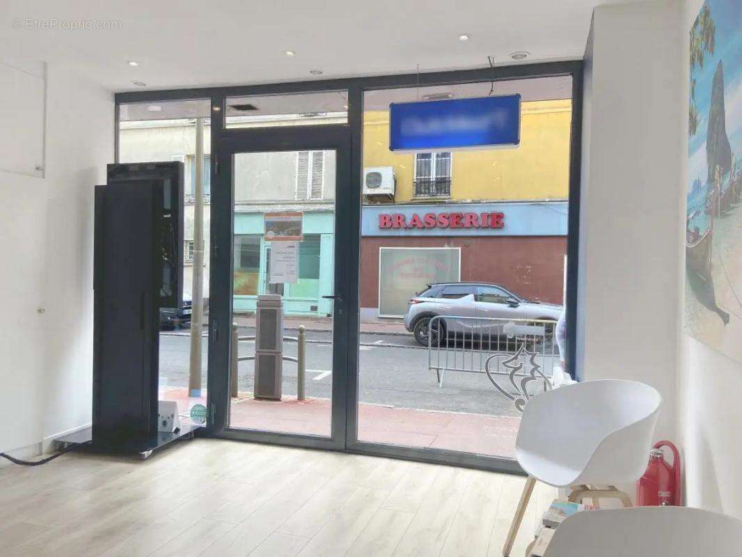 Boutique de 62 m² à vendre à SEVRES : Centre Ville, entrée indépendante, linéaire de façade de 4m. Découvrez cette opportunité d - photo 3