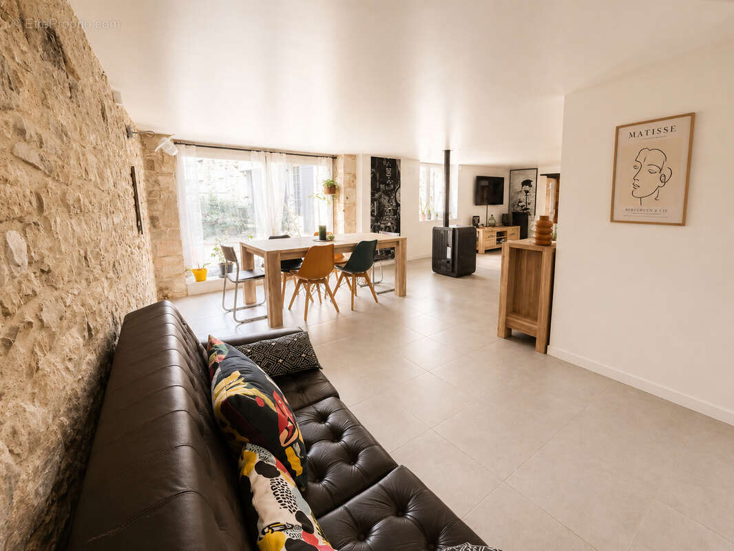 Proche Trélissac - Maison de caractère rénovée à vendre à Cubjac   3 chambres, grand espace de vie, atelier - photo 4