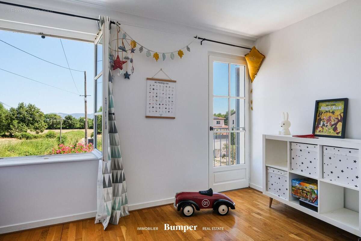 Maison 267 m² à Saint-Genis-Les-Ollieres  - photo 4
