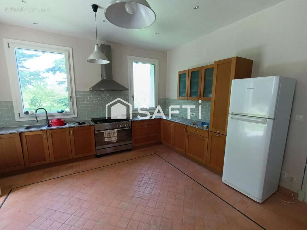 Maison 218 m² à Huismes  - photo 3
