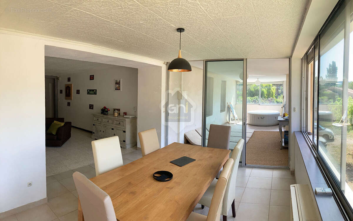 Appartement à PERNES-LES-FONTAINES