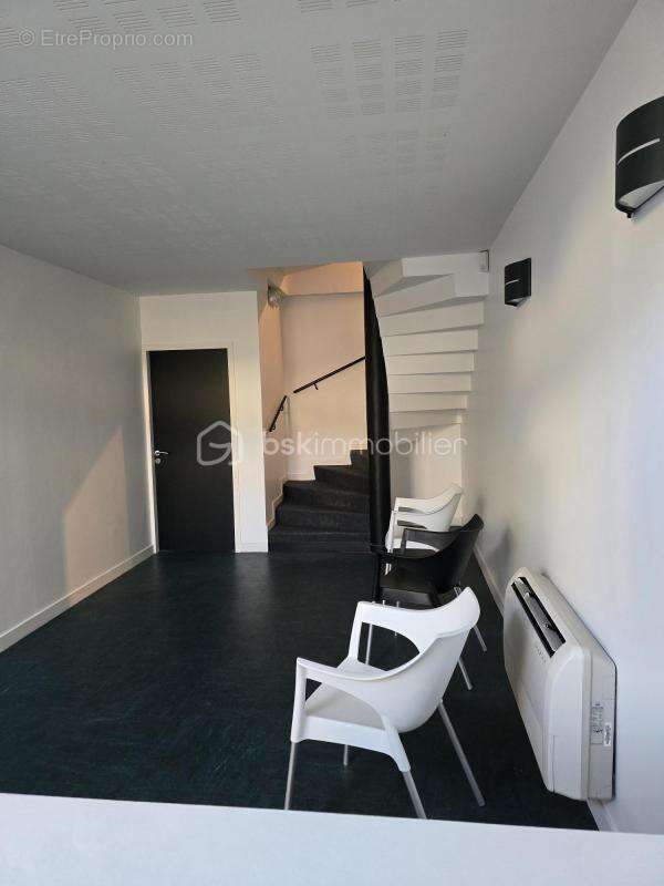 Immeuble de bureaux sur 3 niveaux avec appartement indépendant, opportunité d'investissement rare - photo 2