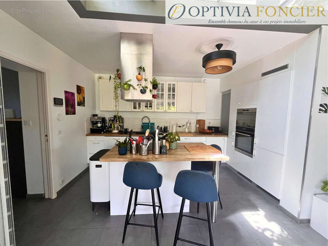 Maison contemporaine 2014 - T8 -  DPE : B 197 m2 - 1300 m2 de terrain - photo 10
