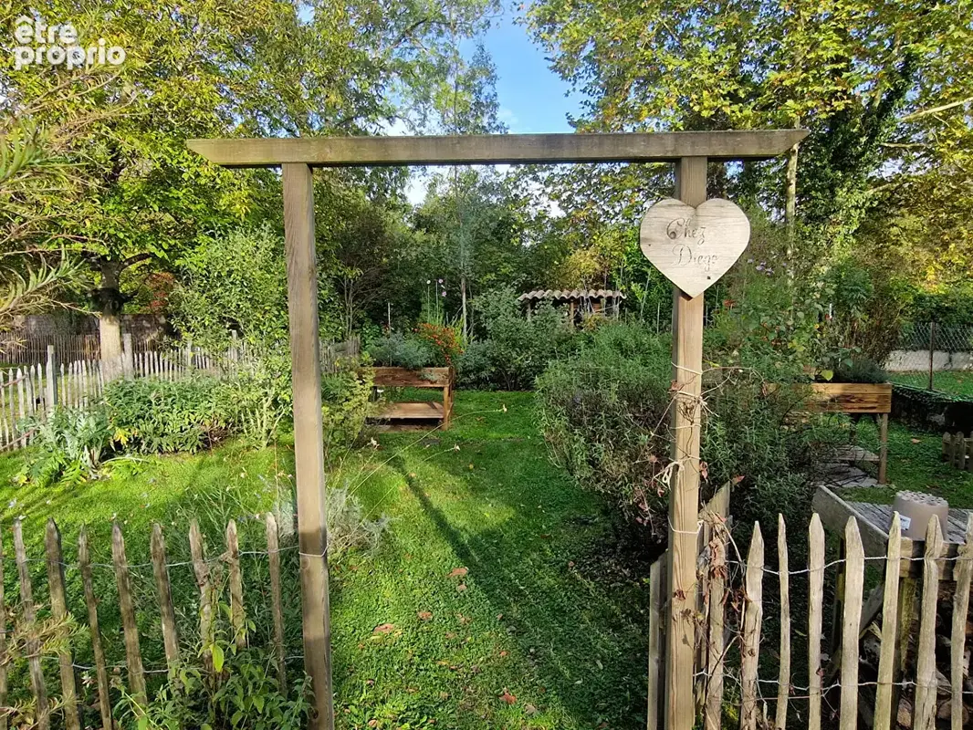 Villa dans village avec commerces , piscine , beau terrain bordé par une rivière - photo 23