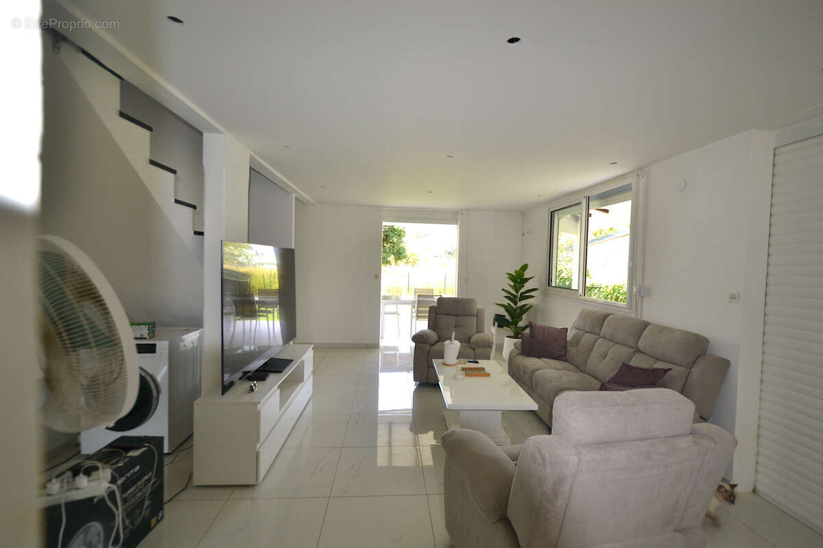 Superbe villa rénovée avec deux logements indépendants sur un terrain de 1 239 m2 - photo 8