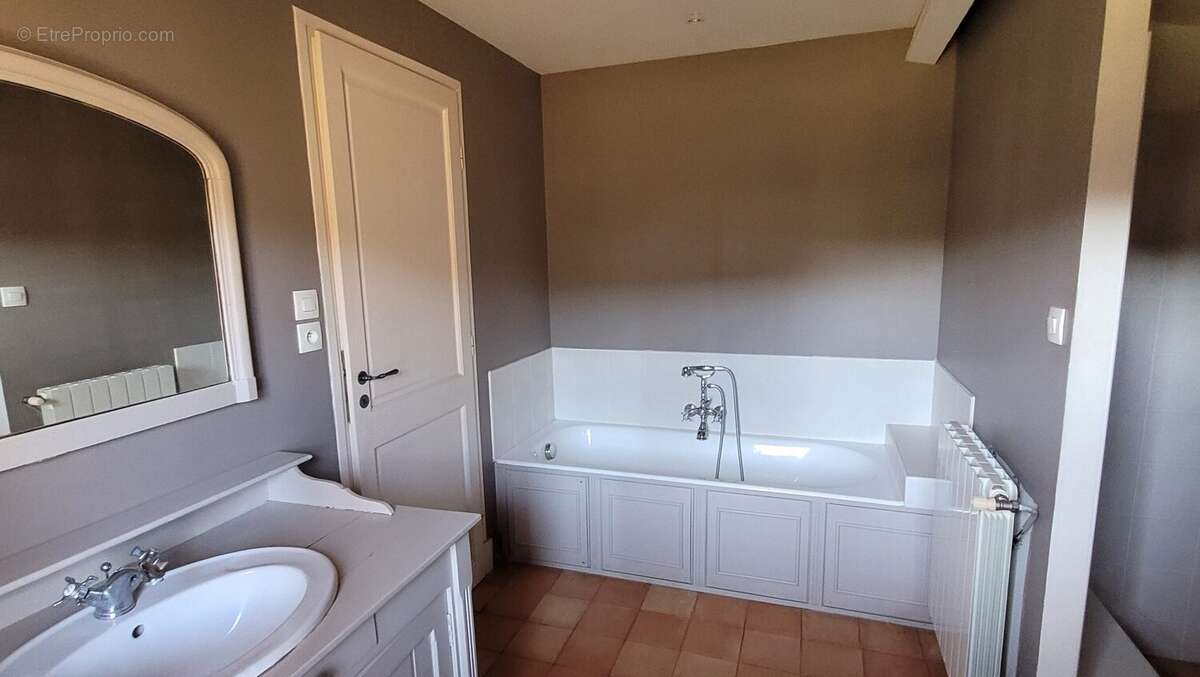 Baignoire salle de bains RDC - Maison à PUGNAC