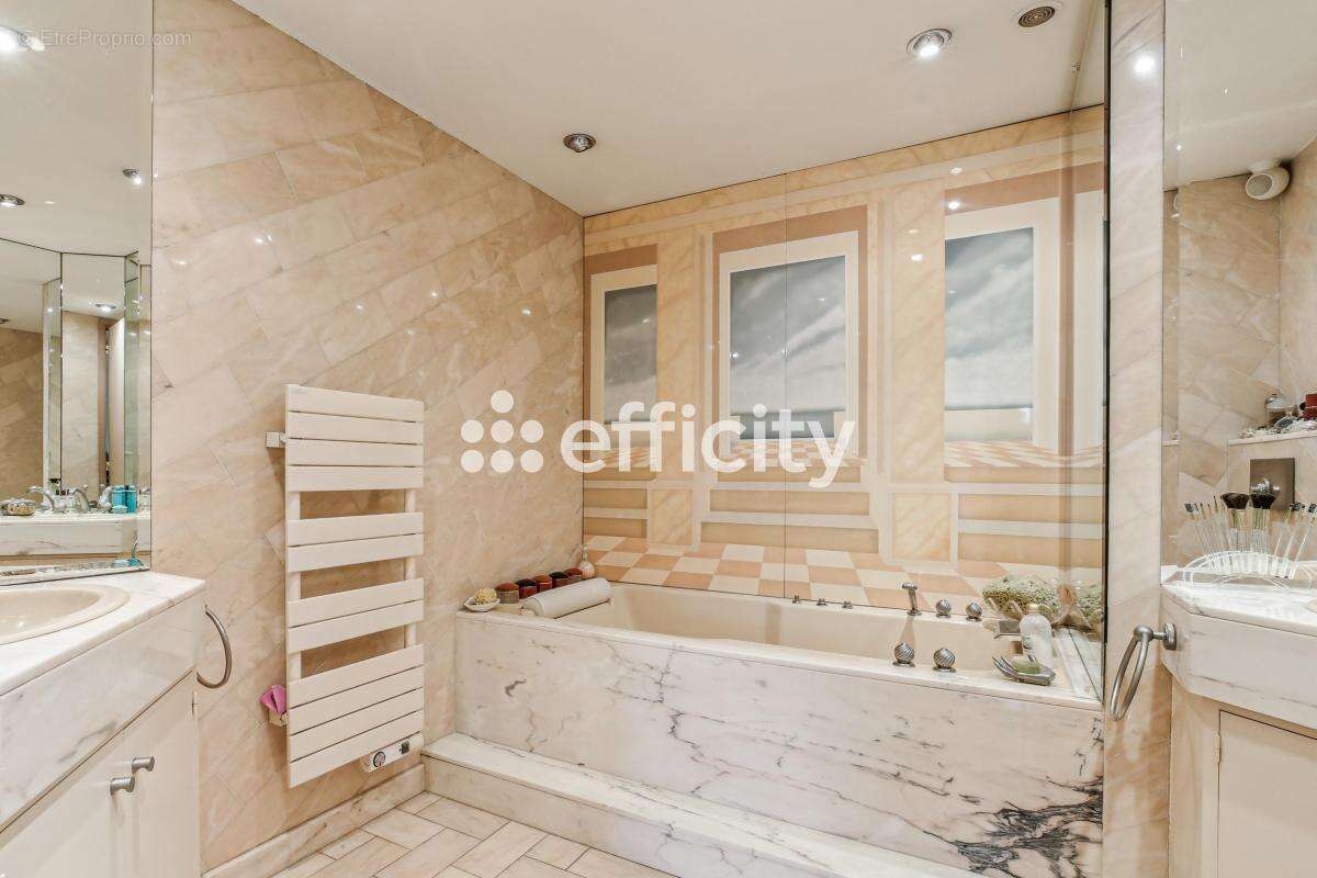 Appartement à PARIS-16E