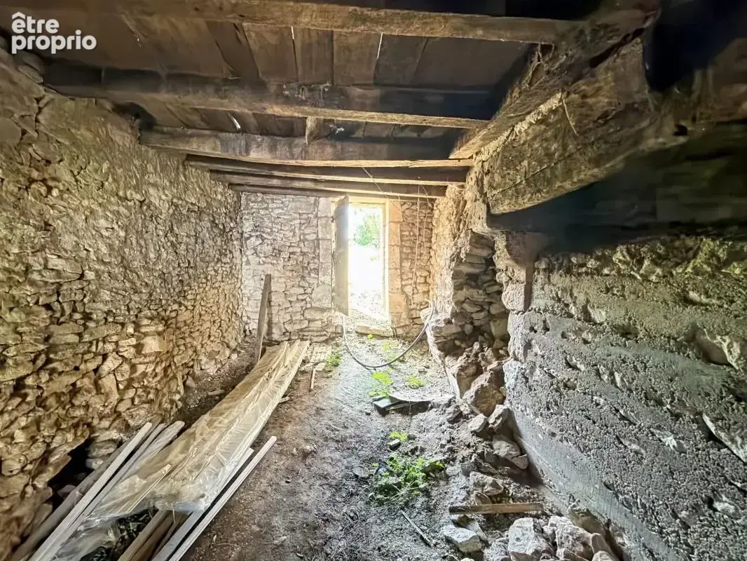  Authentique ancien chais en pierre à rénover – Charme et potentiel au cœur d’un hameau paisible - photo 3