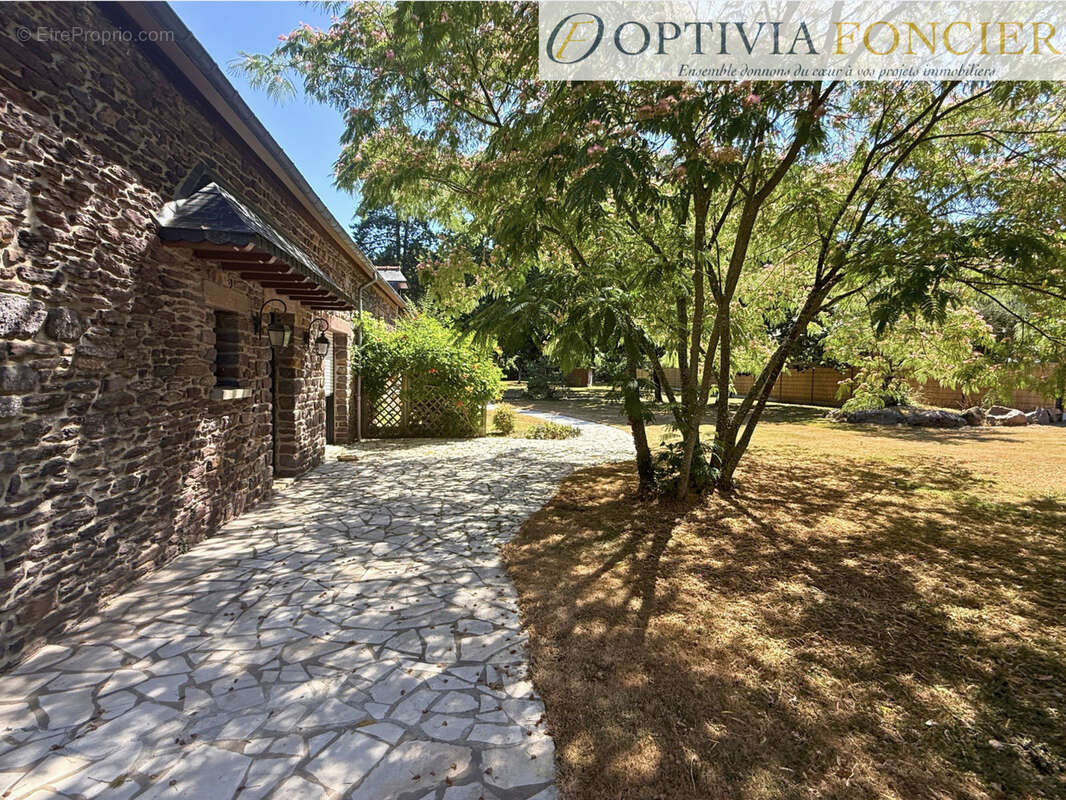 Propriété T7 395 m2 - 6 300 m2 de terrain - 5 garages - Piscine intérieure chauffée - photo 4