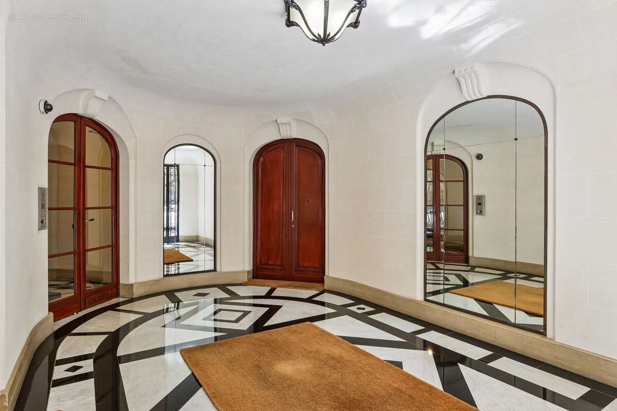 Appartement à PARIS-16E