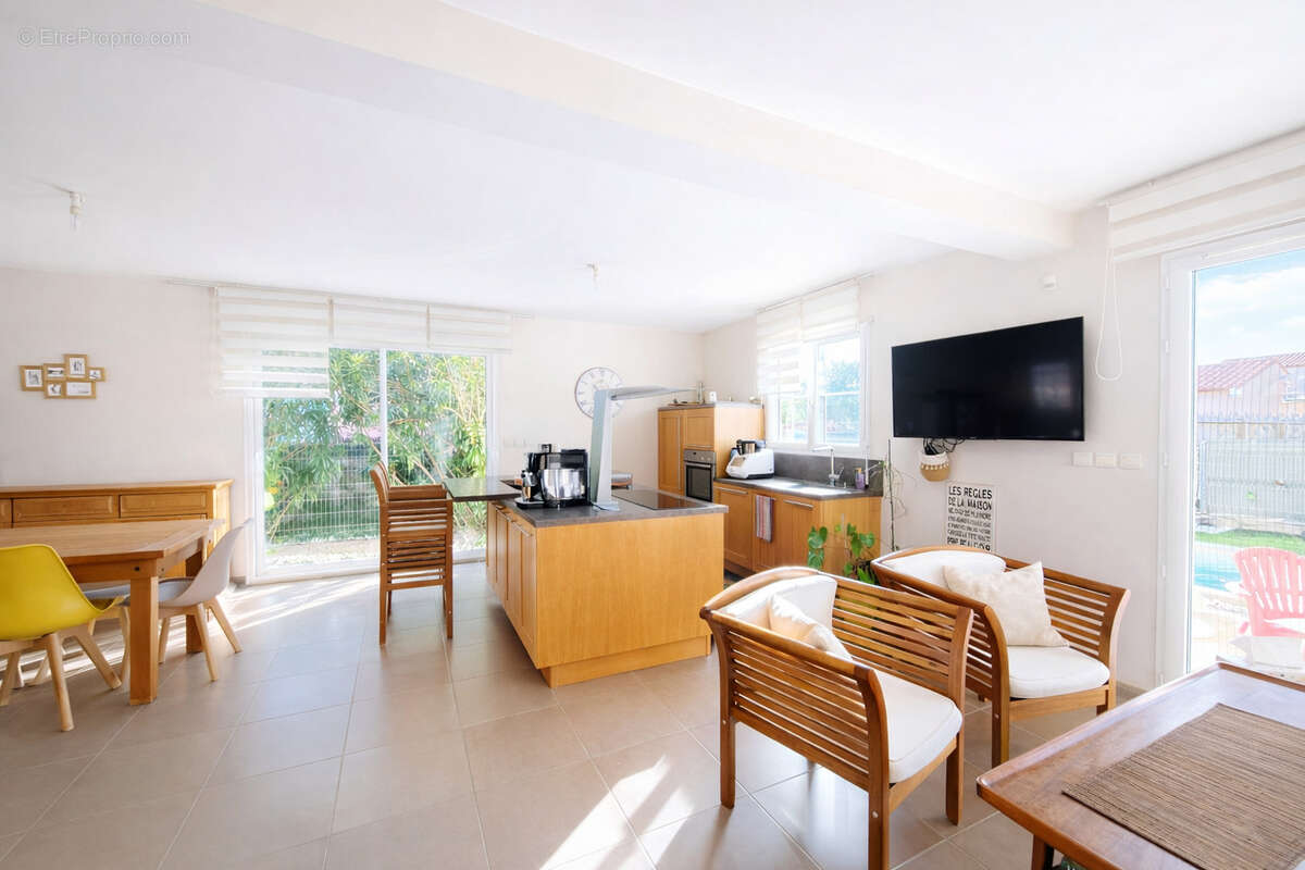 Maison à SAINT-LAURENT-DE-LA-SALANQUE